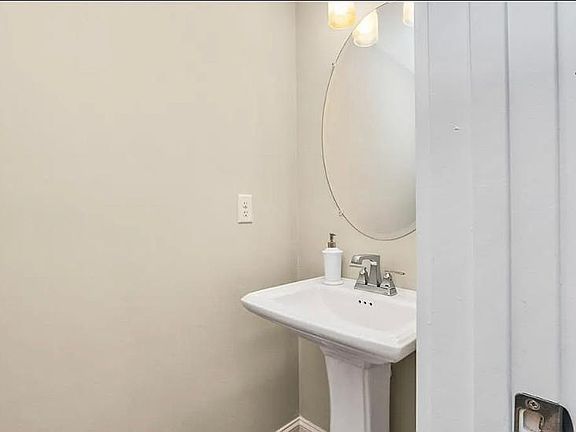 3rd image of 2933 Arctic Ave