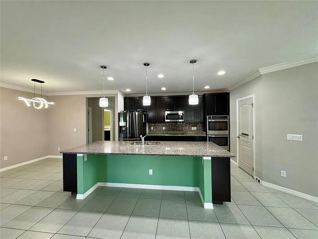3 bed, 2.0 bath, 2064 sqft, $2,300 — Photo 3