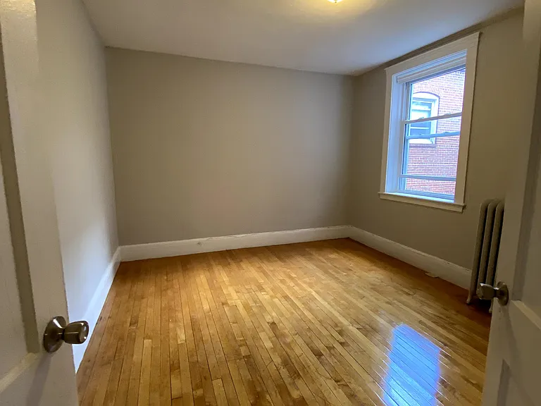 140 Davis Ave — Photo 11