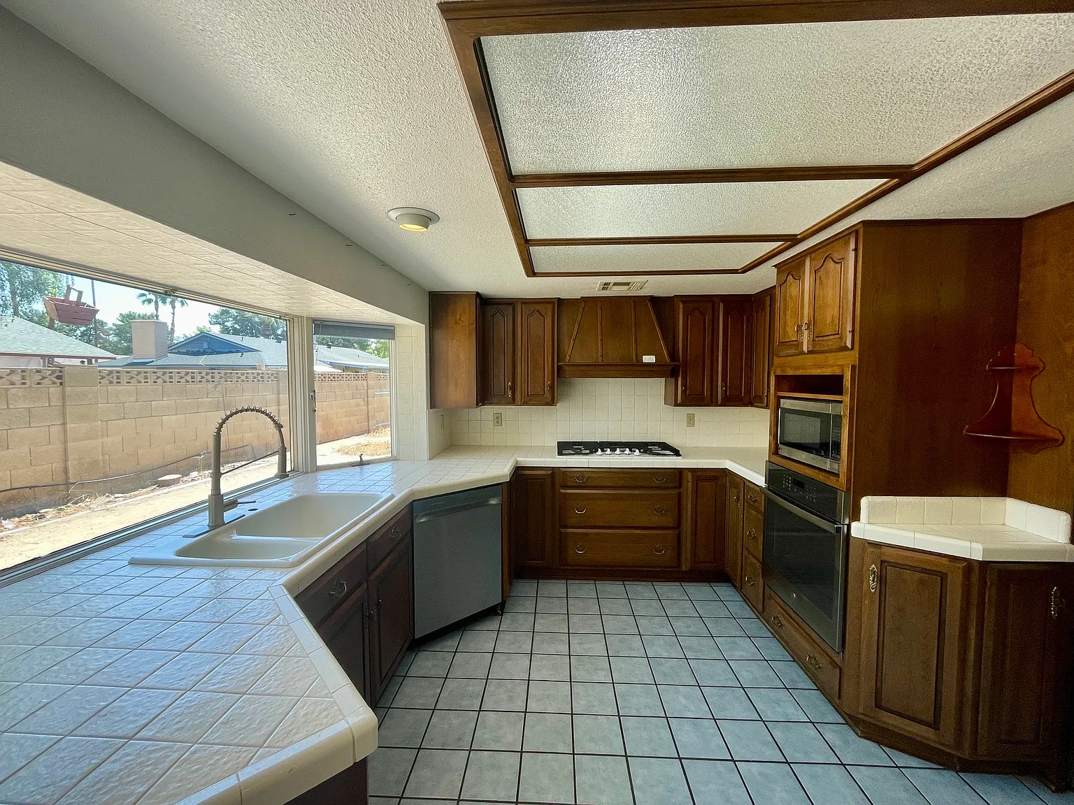 3 bed, 1946 sqft, $1,950 — Photo 4