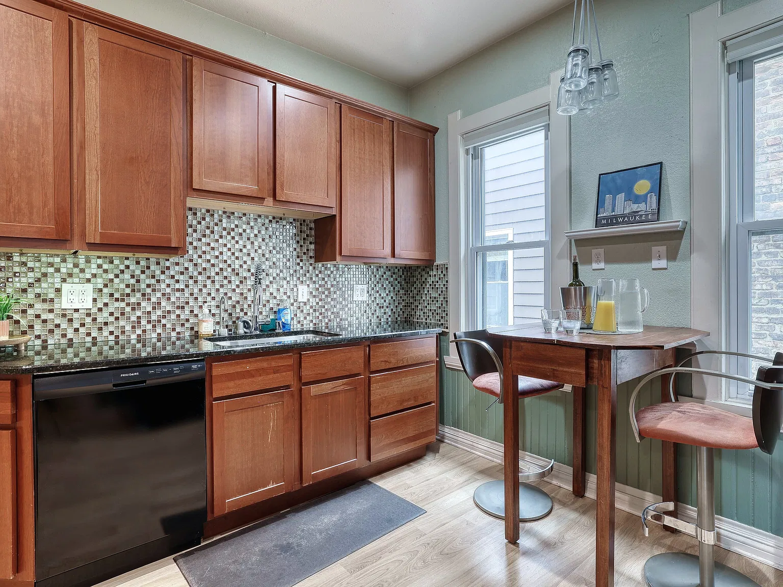2513 S Howell Ave — Photo 3
