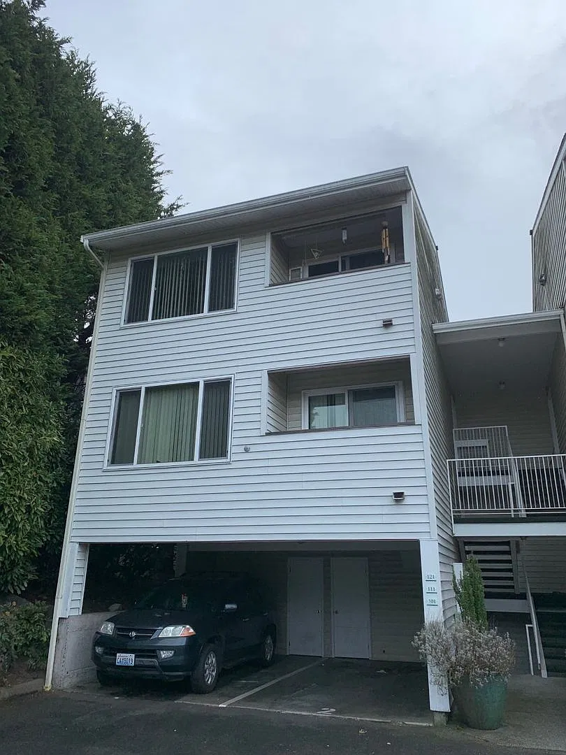 Beautiful 3-Bedroom, 2-Bathroom Condo in Prime Shoreline Location — Photo 1