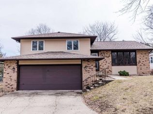303 Oak Park Cir, Waterloo, IA 50701