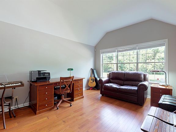 4th image of 664 Williamsport Ct