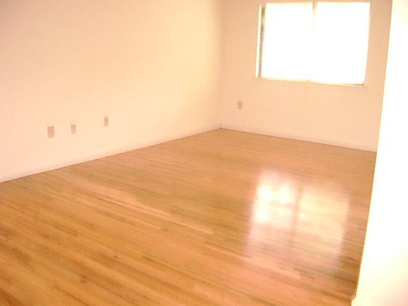 3rd image of 901 Knollwood Dr