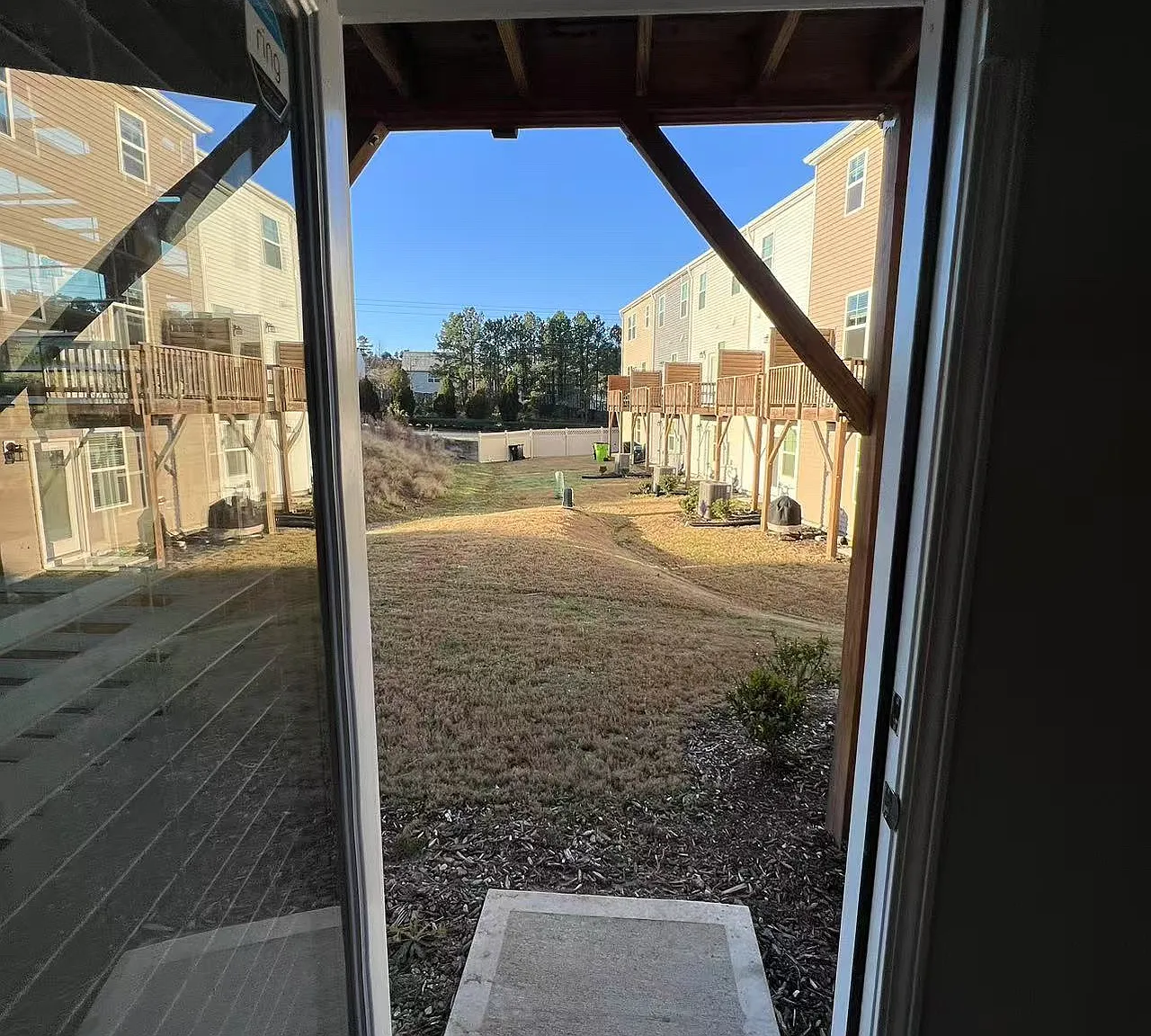 3 bed, 3.5 bath, 1917 sqft, $2,050 — Photo 2