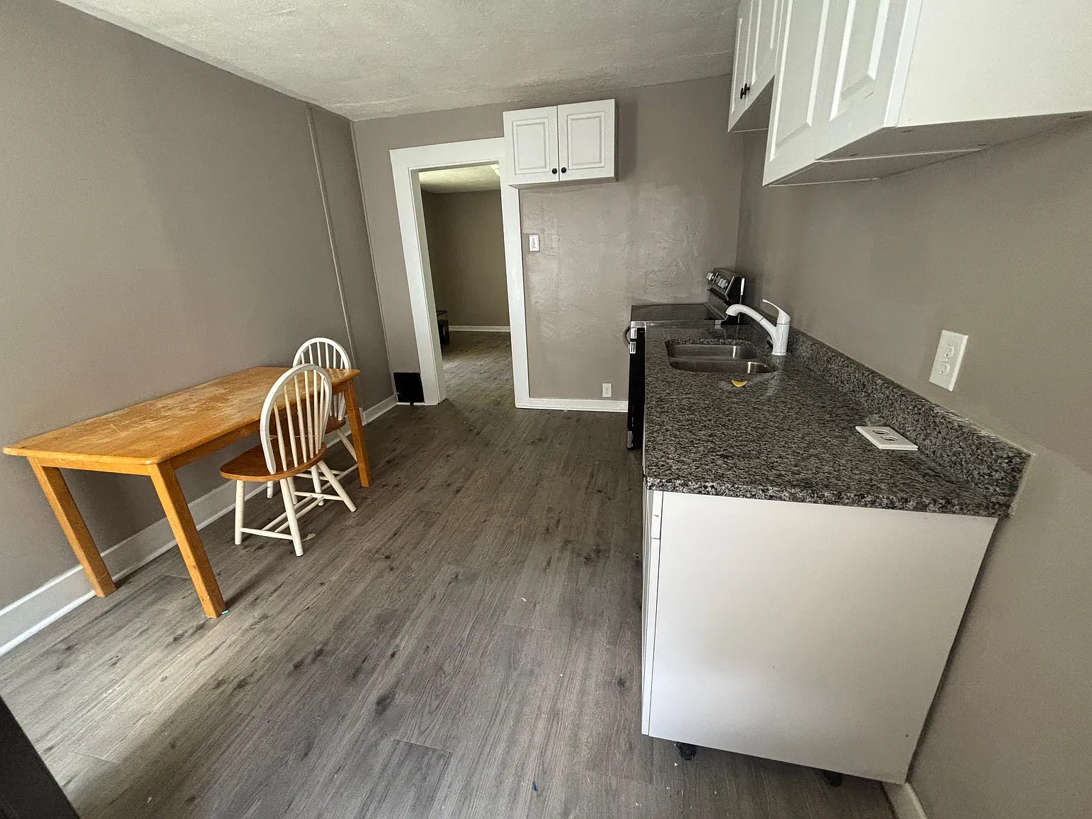 1 bed, 1.0 bath, 700 sqft, $1,050 — Photo 2