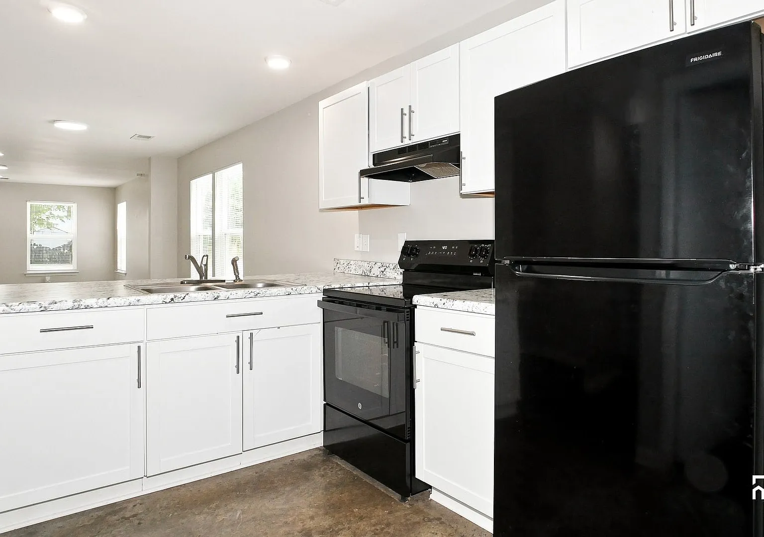 4 bed, 2.0 bath, 1376 sqft, $1,310 — Photo 3
