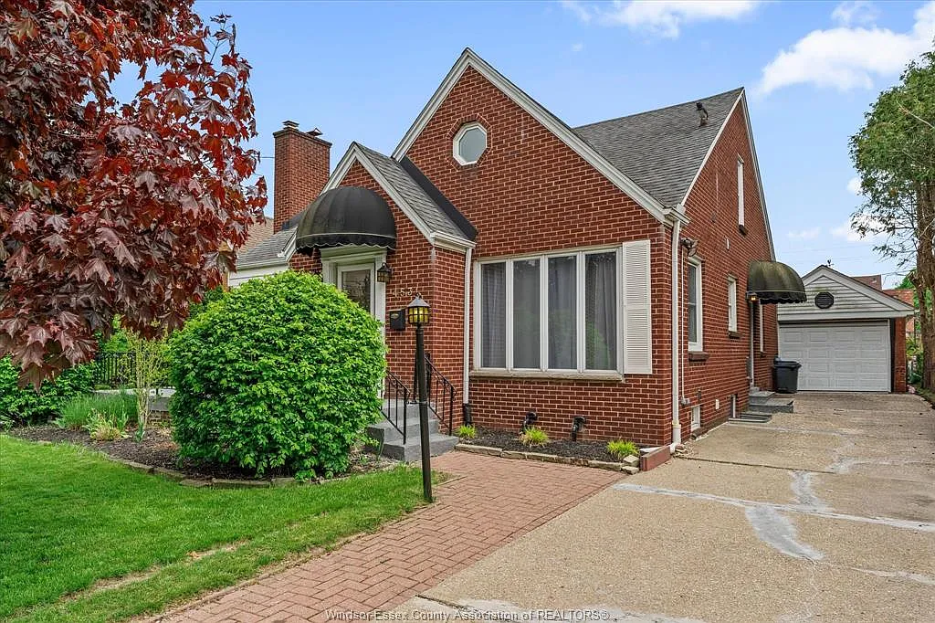 4 bed, $2,800 — Photo 1