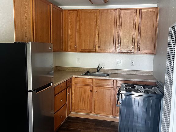 2nd image of 584 Elm St #C