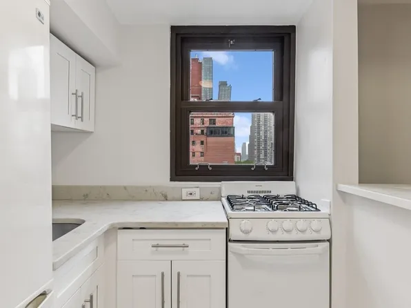 210 East 36th Street 9J image 2 of 5