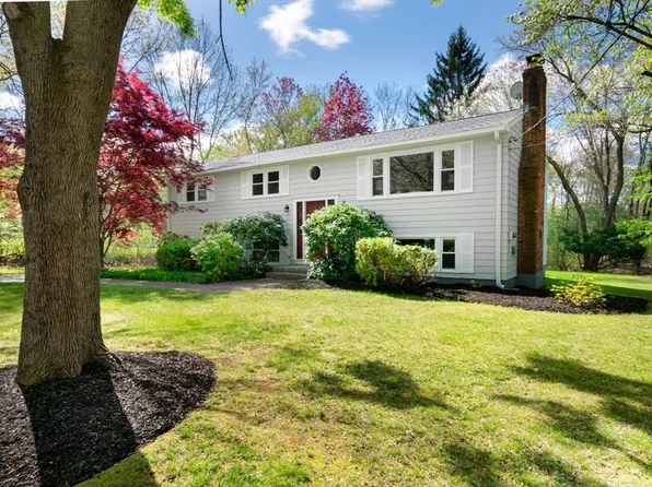 44 Clover Hill Dr, Chelmsford, MA 01824