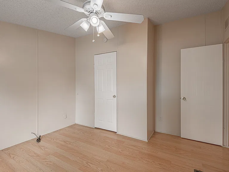 1323 Avenue E — Photo 17