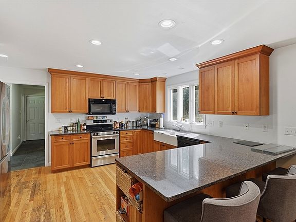 4th image of 95 Mount Hope St