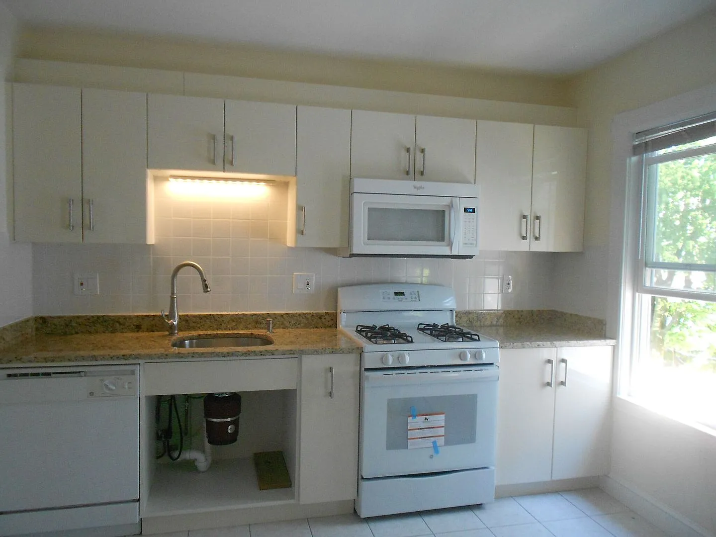 Charming 4 Bedroom-No Broker Fee — Photo 3