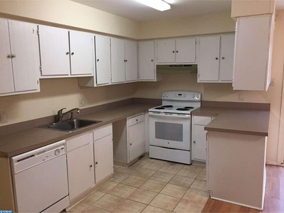 5th image of 2545 Dupont St