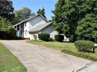 2437 N Robin Rd, Fayetteville, AR 72703