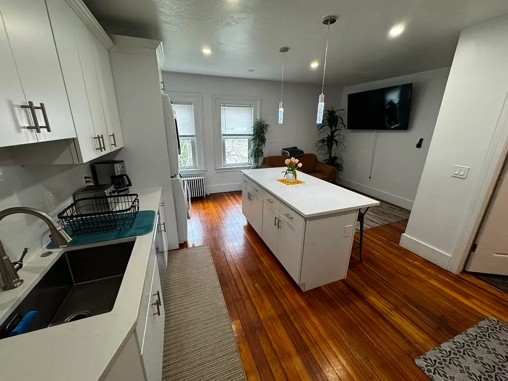 3 bed, 1600 sqft, $3,000 — Photo 2