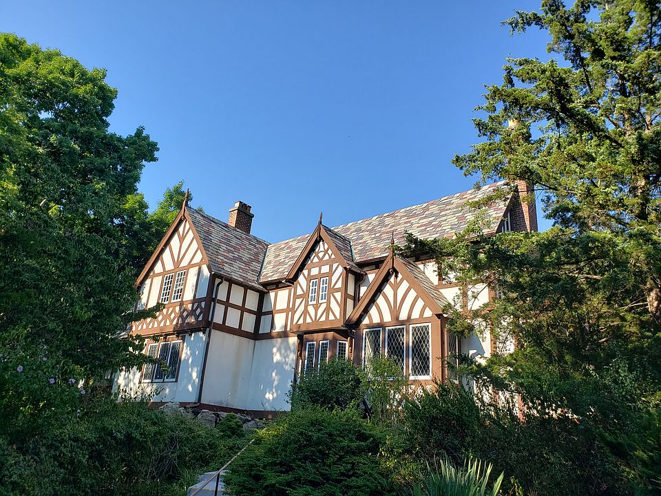 179 Compo Road South