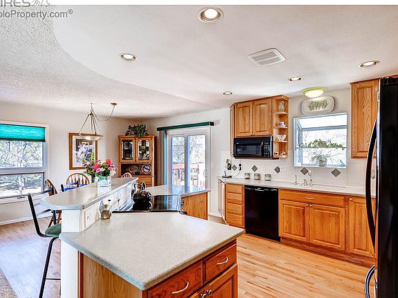 Oak floors & under cabinet lighting