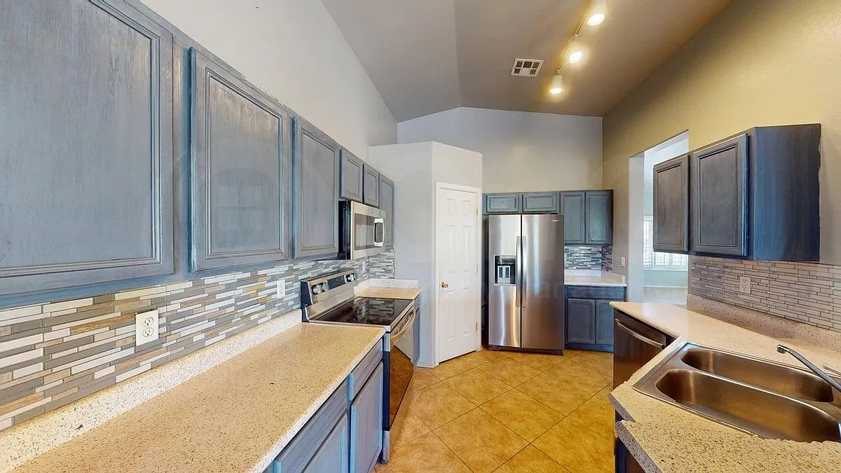 3 bed, 2.0 bath, 2080 sqft, $2,199 — Photo 3