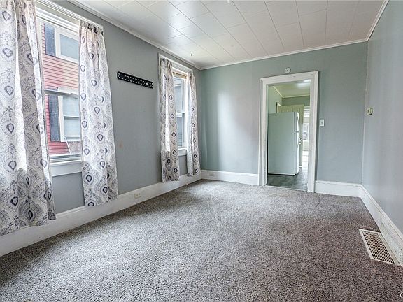 5th image of 207 Kossuth St
