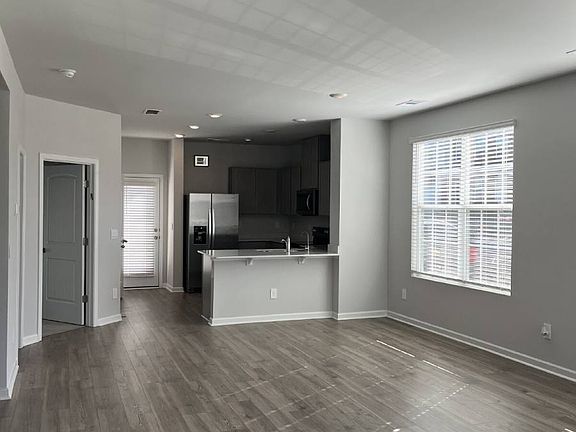3rd image of 453 Augustine Dr
