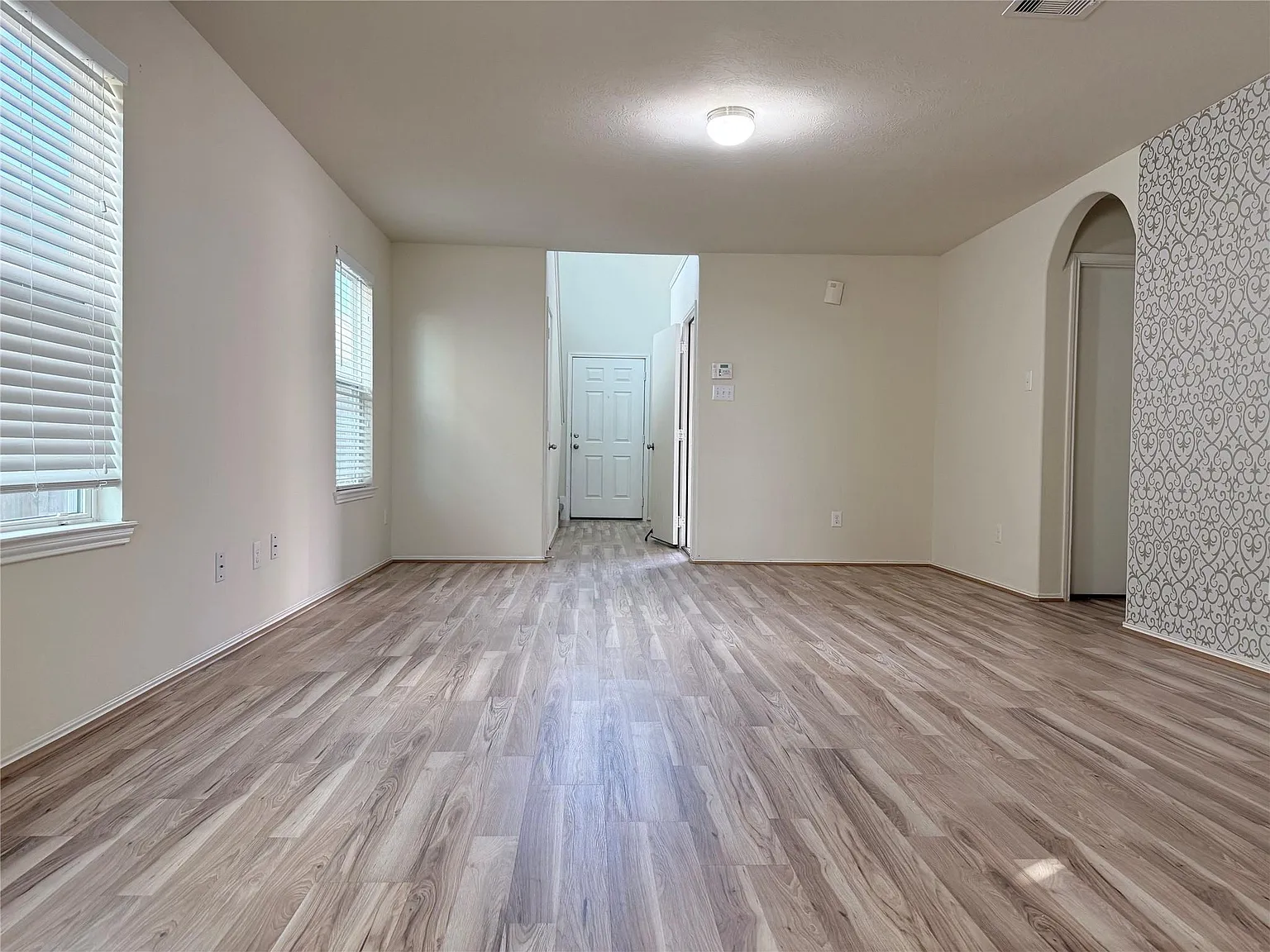 4 bed, 2.5 bath, 2068 sqft, $2,150 — Photo 2