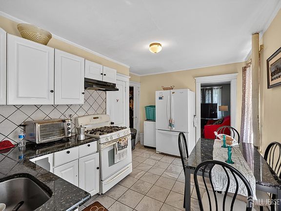 5th image of 361 Prospect St