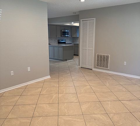 3rd image of 1633 Saint Catherine Dr E