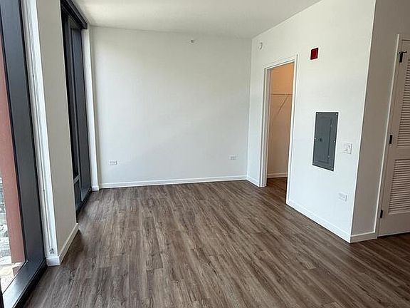 4th image of 139 N Aberdeen St #507