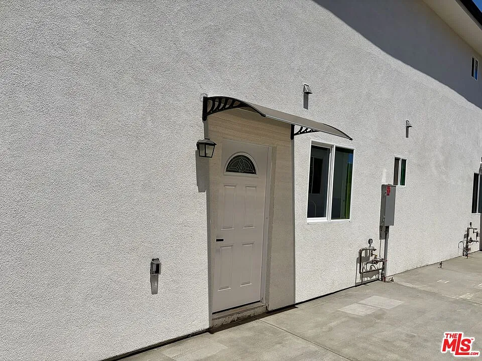 3 bed, 2.0 bath, 1100 sqft, $3,700 — Photo 2