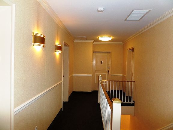 5th image of 6 Bryant Crescent #2H
