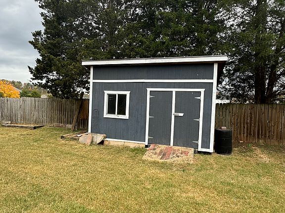 Solid shed - perfect for storage