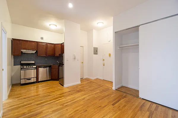 Rented by City Connections Realty | media 3