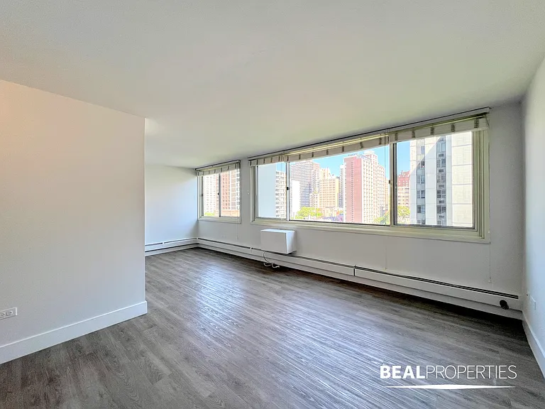 1344 N Dearborn — Photo 26