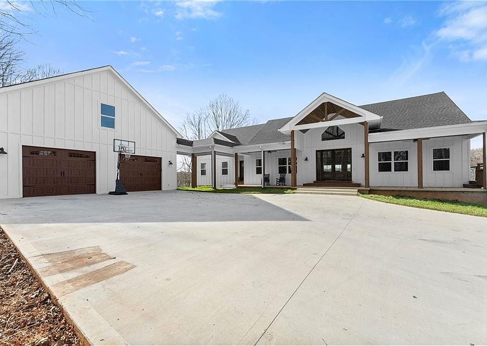 1st image of 201 Fred Pitts Rd