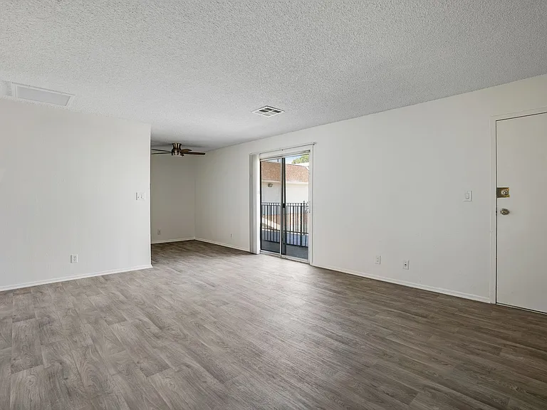 Windsor Arms Apartments — Photo 17