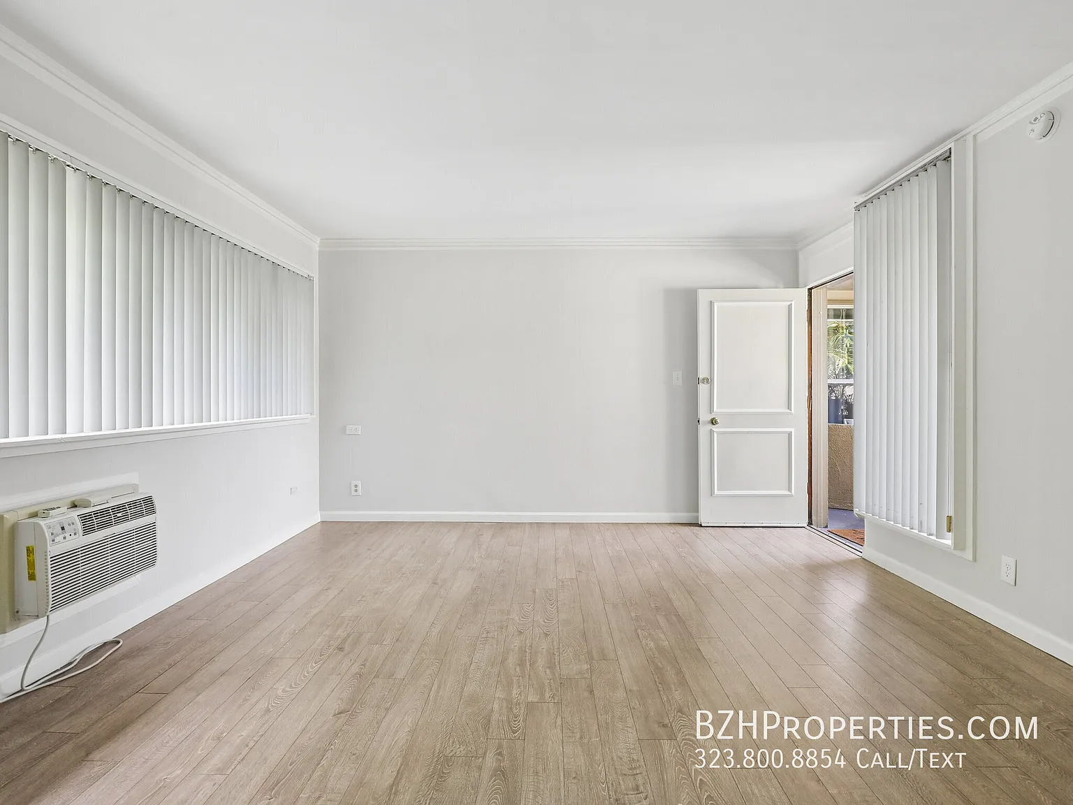 Bright Upper-Level Studio in Prime Hollywood West with Hardwood Floors — Photo 3