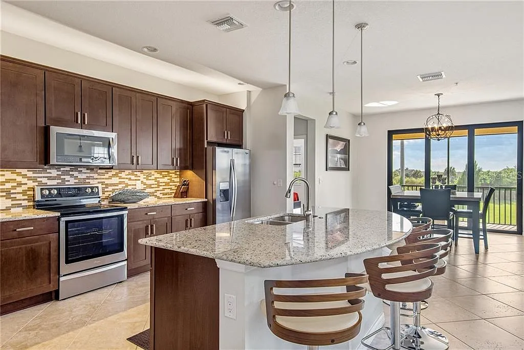 3 bed, 2.0 bath, 2215 sqft, $7,200 — Photo 4