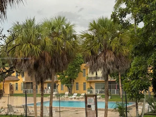 13700 SW 62nd St APT 250, Miami, FL 33183