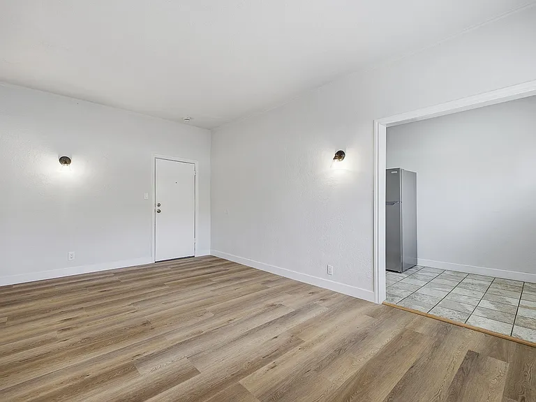 1932 W 25th St #16 — Photo 3