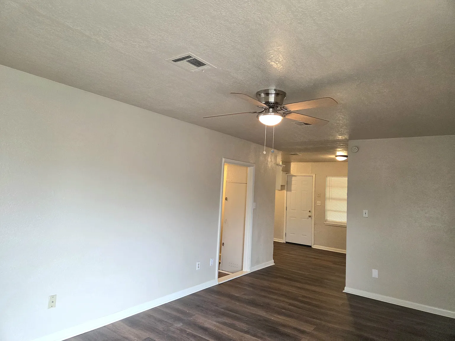 3 bed, 1.5 bath, 966 sqft, $1,295 — Photo 3