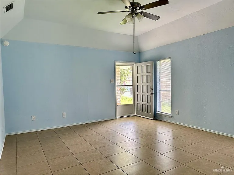 700 W Iris Ave — Photo 4