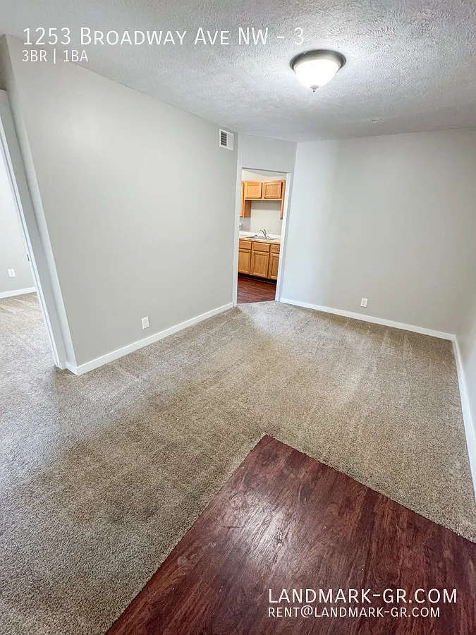Upgraded 3 Bed / 1 Bath — Photo 2