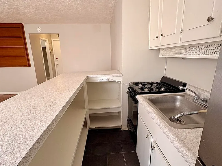 Corona Manor Apartments — Photo 16