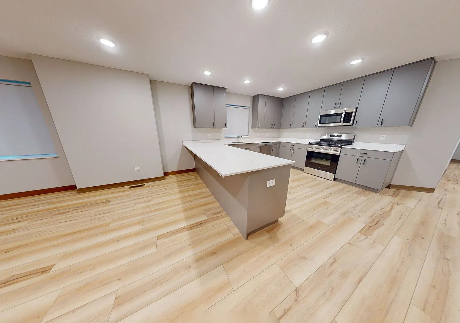 Modern 10-Bedroom House Close to U of M Campus — Photo 2