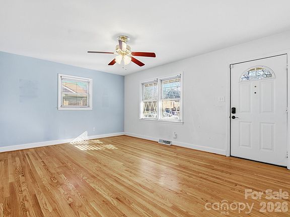 4th image of 1537 Brookdale Ave