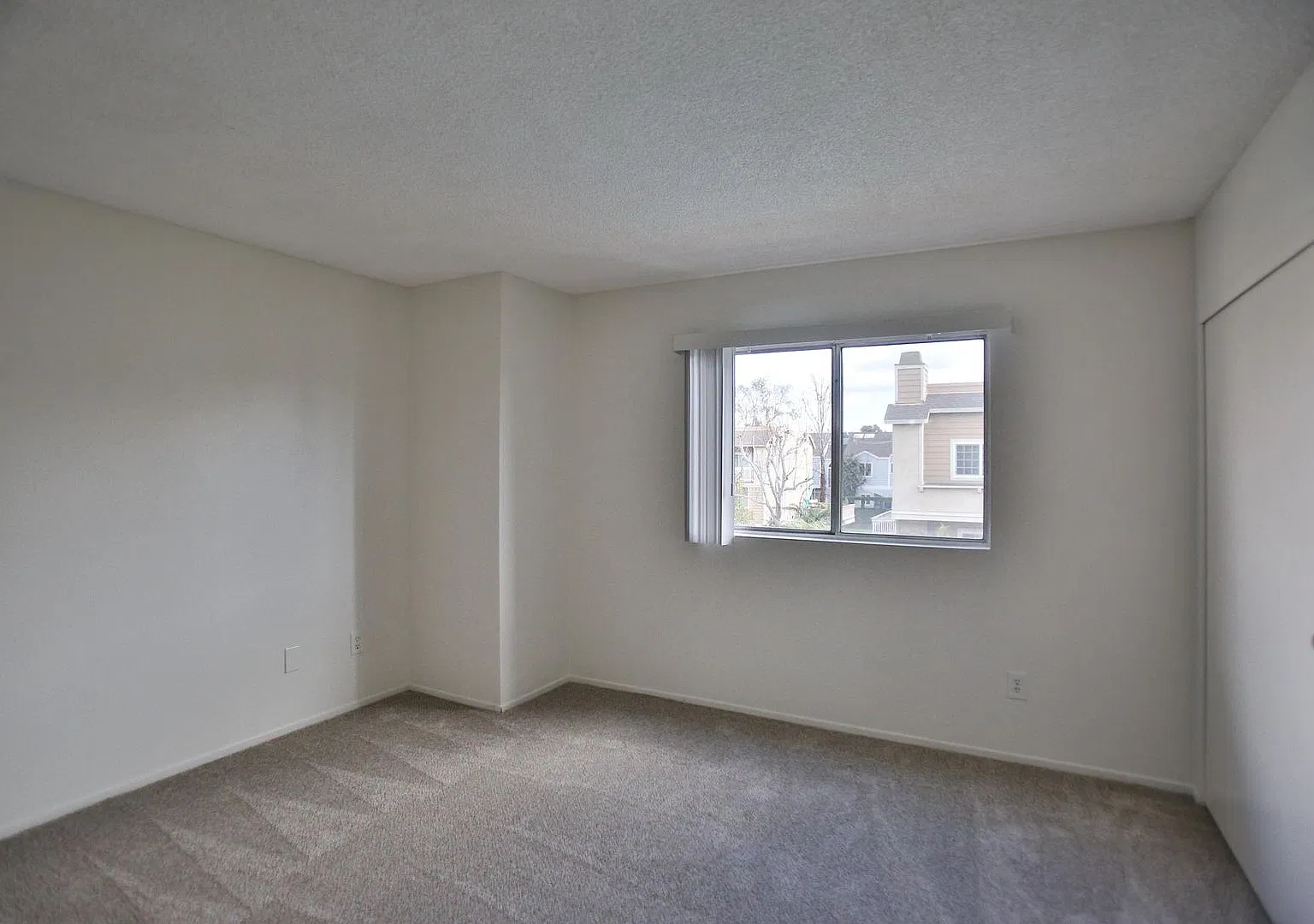 290 Victoria — Photo 2