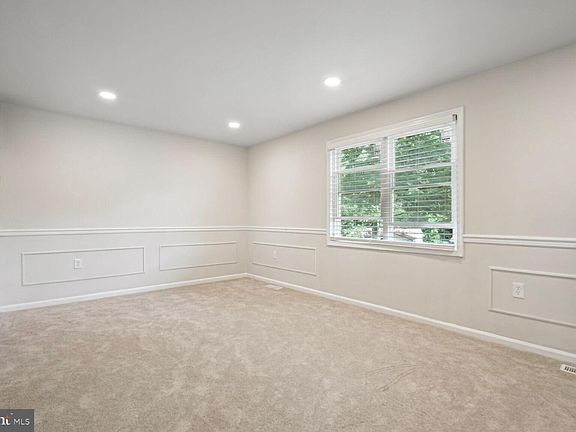 5th image of 9800 Lakepointe Dr